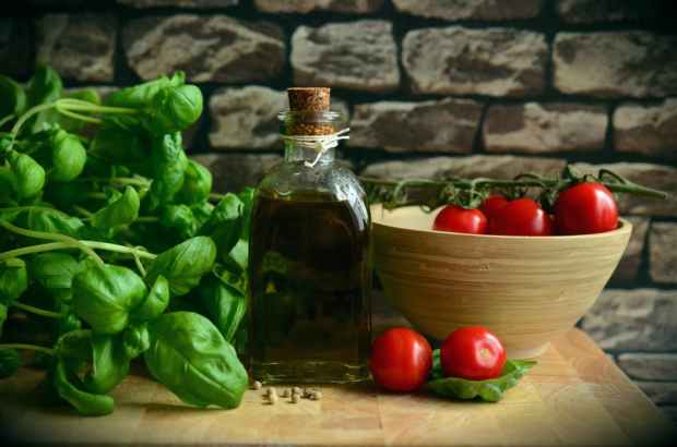 olive-oil-tomatoes-basil-eat-111134
